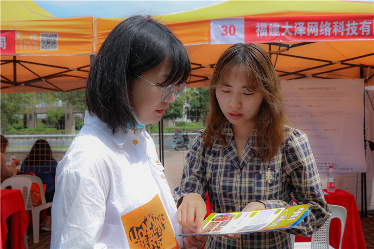 202105112021届毕业生春季线下双选会 企业在向应届毕业生介绍公司具体情况 黄月潭摄 (1).jpg