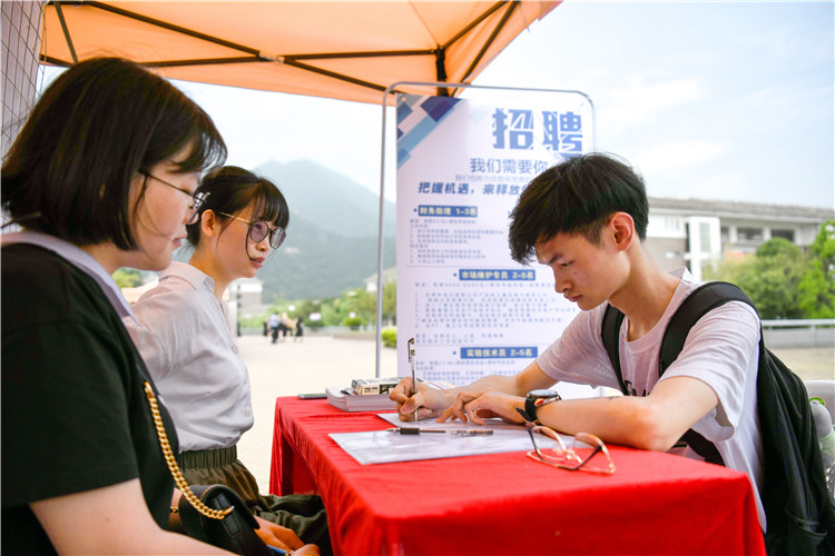 202105112021届毕业生春季线下双选会 林响摄 (3).jpg