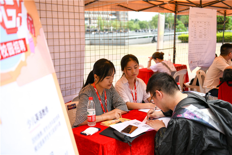 202105112021届毕业生春季线下双选会 林响摄 (5).jpg