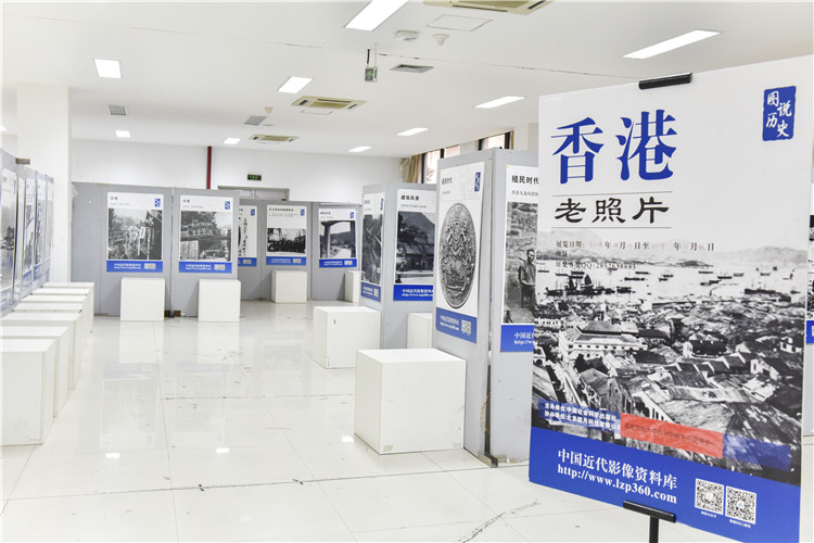 香港旧照摄影展在学院学习资源中心开展 陈漫摄.jpg