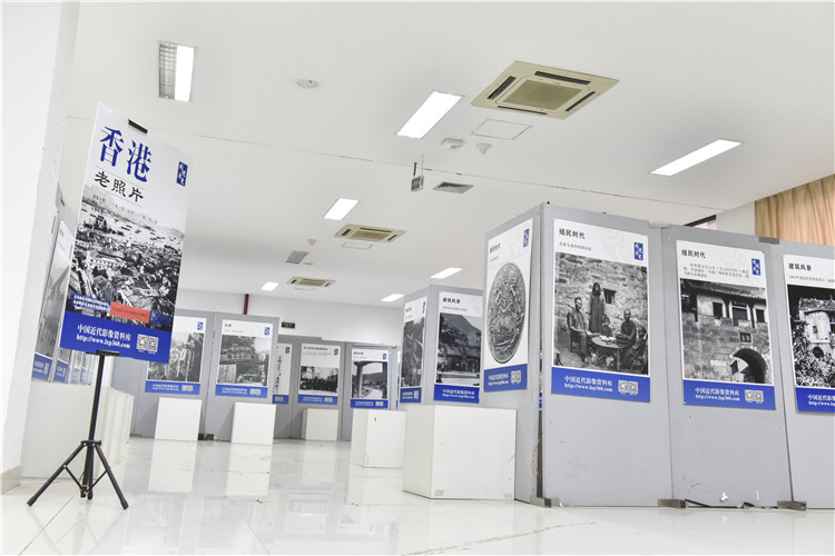 “不忘初心,爱国荣校”香港旧照摄影展现场 陈漫摄.jpg