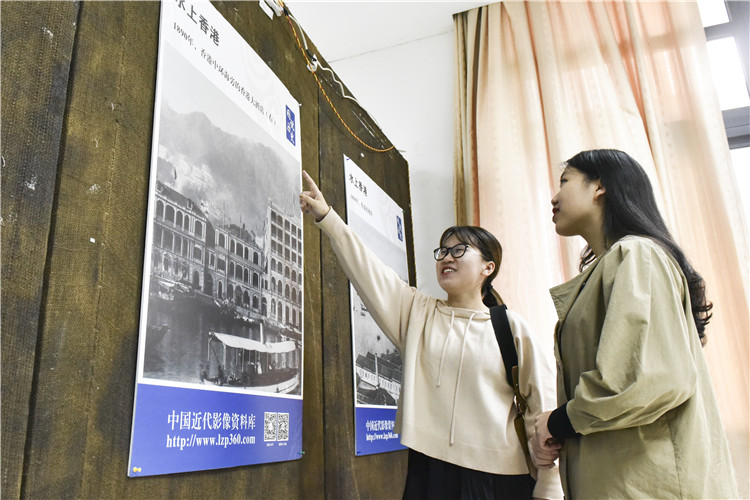 学生参观摄影展 陈可涵.jpg