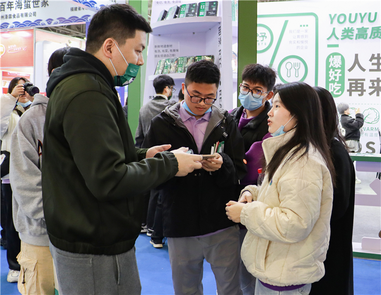 20211204“食”逢预制菜展,“饮”领健康未来——国商学子赴福州海峡国际会展中心参展 (2).jpg