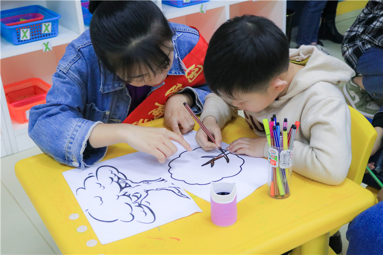 20190313 志愿者与星星的孩子一起涂色 罗钰龙摄.jpg