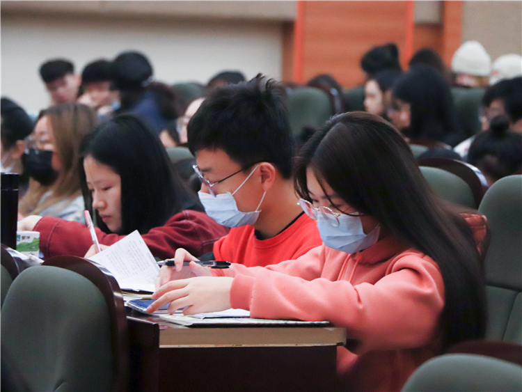 20201205 协和学院2020年发展对象培训讲座 学生观众认真做笔记 洪惠婷摄.jpg