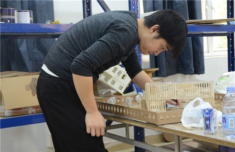 20171227 文产学生在认真进行粘贴陈漫.jpg