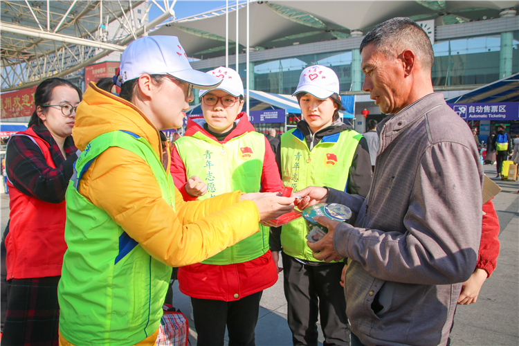 20190129 协和学院国际商学系“茄宝班”五加五党员大课堂实践活动 学生志愿者给k字号返乡旅客发放速食泡面 游慧娴摄 (5).jpg