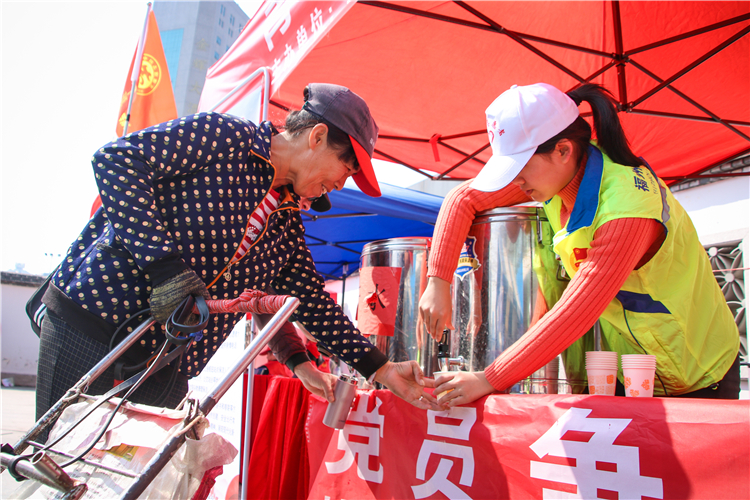 20190129 协和学院国际商学系“茄宝班”五加五党员大课堂实践活动 学生志愿者为返乡旅客提供茶水 游慧娴摄 (9).jpg