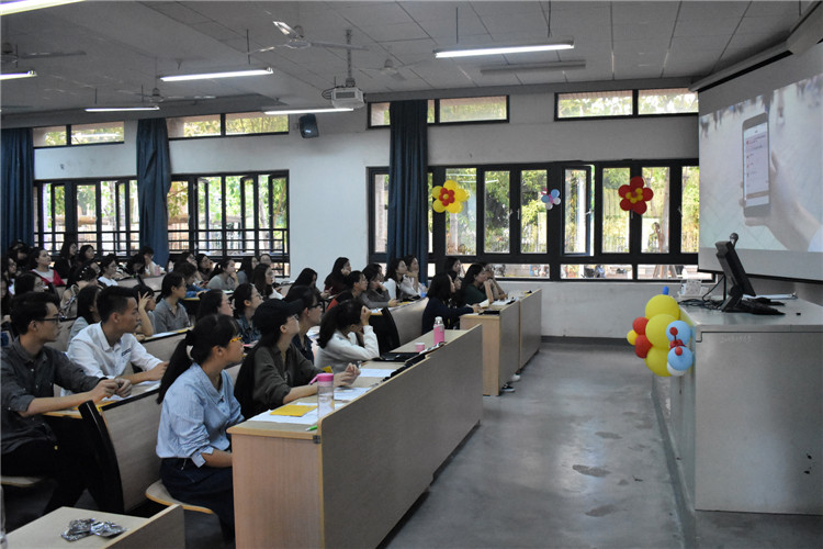 麦当劳校园招聘会上同学们认真看PPT招聘介绍 苏其凡.JPG