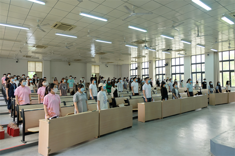 文化产业系、管理学系2022年度春季学期入党积极分子培训班开班仪式 奏国际歌 李俊磊 摄.JPG