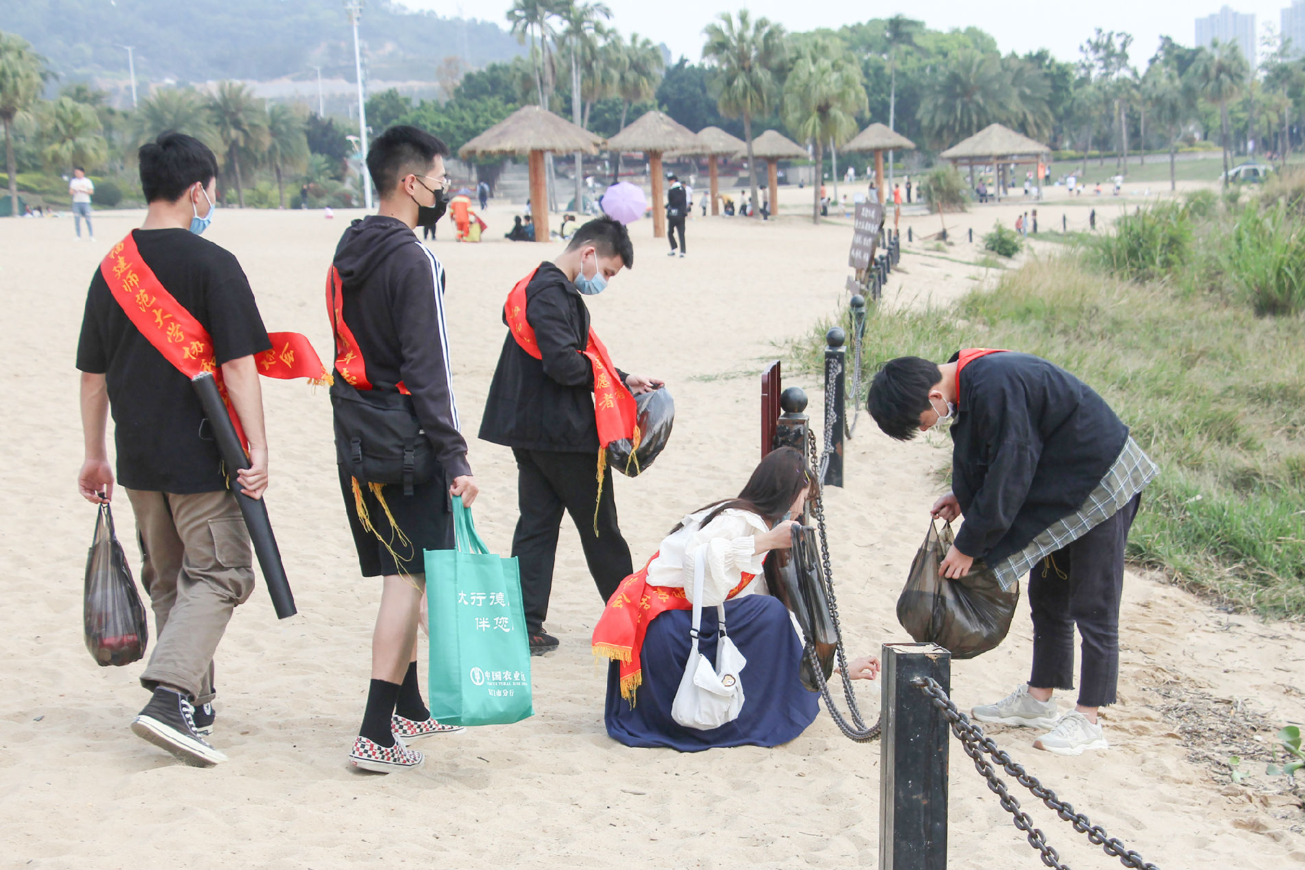 5、,经法学子也走进福州沙滩公园开展净滩活动.jpg