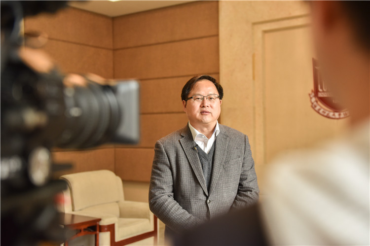 20190309经济与法学系举行“中银致青春,筑梦新未来”金融知识校园行暨模拟证券交易大赛颁奖仪式暨金融知识小课堂讲座张华荣院长接受采访 林响摄 (2).jpg