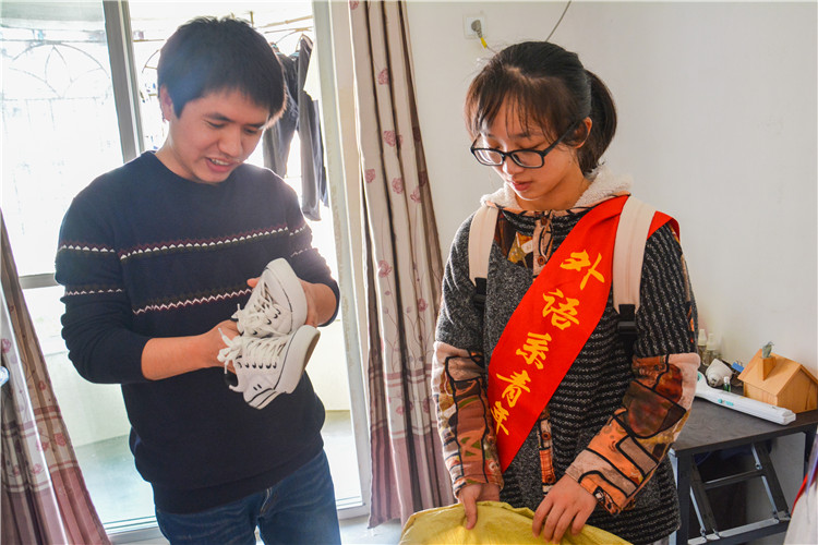 20181124外语系志愿者开展旧衣回收活动 为山区献爱心3.jpg