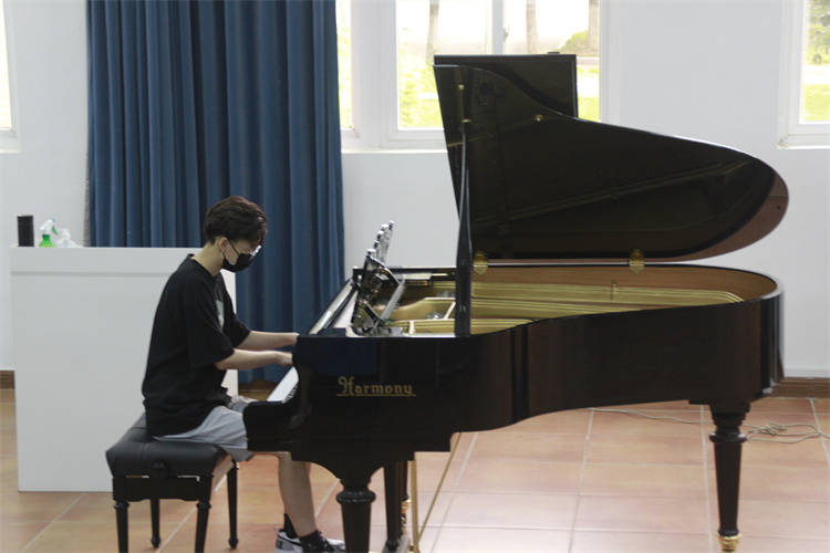 新生钢琴演奏.JPG