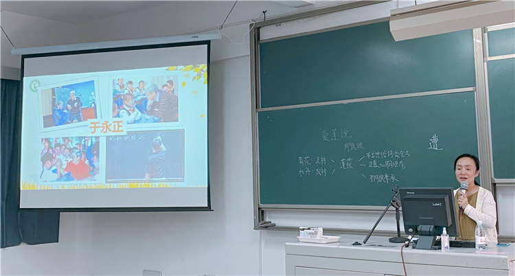 小学语文教学名师冯彦为文产学子讲解语文片段教学 陈雯静 摄.jpg