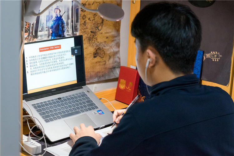 20220324 网课采访 林文杰同学正在上大学英语课 翁柏杨摄 (1).jpg