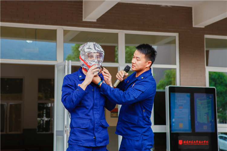 20201202 学院2020年消防演练 消防员给同学讲解面具如何使用 刘梦卿摄-6.jpg