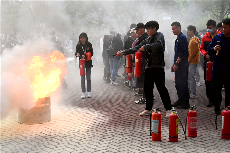 20201202协和学院2020年消防演练学生学习使用灭火器2孙佳璇摄.jpg
