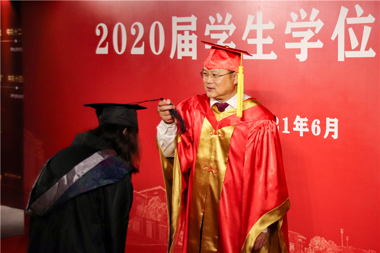 20210622福建师范大学协和学院2021届学生毕业典礼学位授予仪式 毕业生拨穗礼 冯晏平摄 (10).jpg