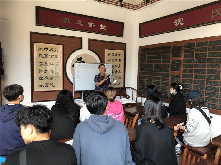诏安剪瓷雕传承人为学子授课.jpg
