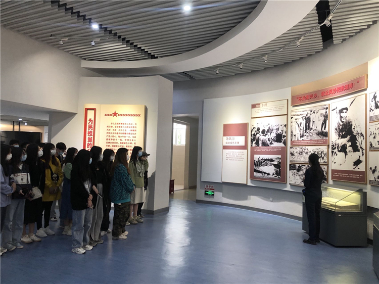 学子参观谷文昌纪念馆,学习谷文昌精神.jpg