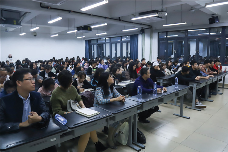 20181117 汉语言专业同学认真听周冀骋教授的讲座中 苏曼雨摄.jpg