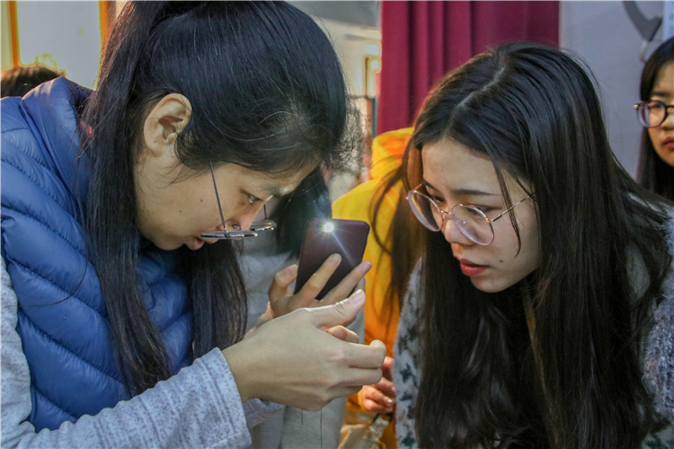 20190309经法17法学团支部的同学正在仔细观察闽绣老师的手头技法 摄影人 曹奥强.jpg