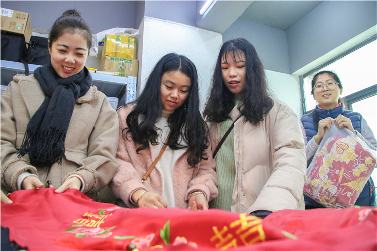 20190309闽绣老师正在与17法学团支部一起欣赏不同样式规格的布料 摄影人 曹奥强.jpg