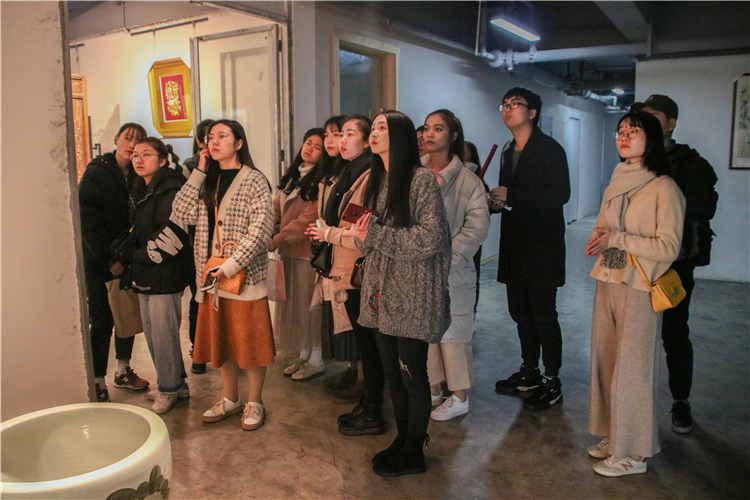 20190309经法17法学团支部的同学正在欣赏闽绣作品 摄影人 曹奥强.jpg