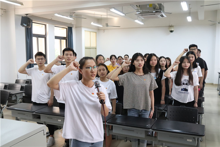 经济与法学系2016级学生第一党支部重温入党誓词 (2).JPG