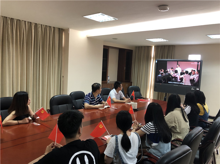 国际教育学院直属党支部观看中共一大视频.JPG