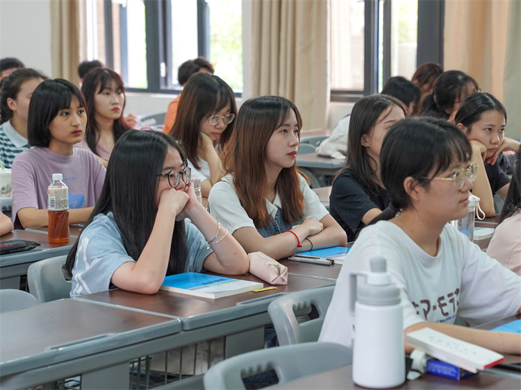 20210831新学期第一课学生精神佳 林响摄 (8).jpg