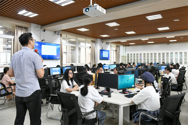 20210831张鹏程副书记检查新学期第一课 刘宝飞摄 (5).jpg