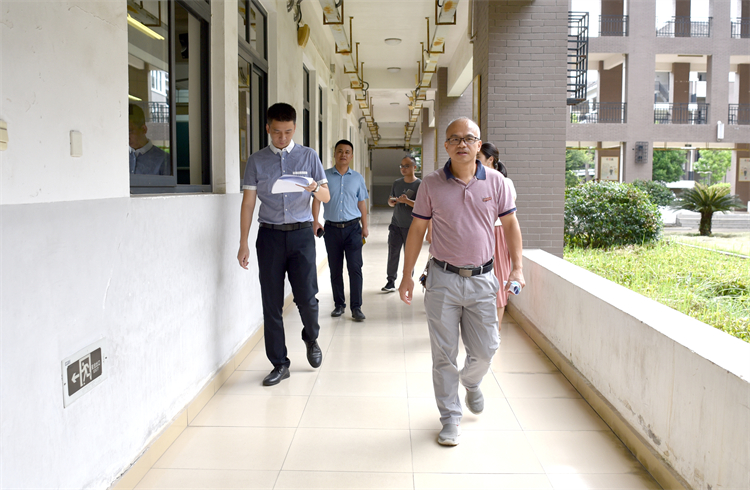 20210831应贵勇常务副书记检查开学第一课 杨竞雯摄.JPG