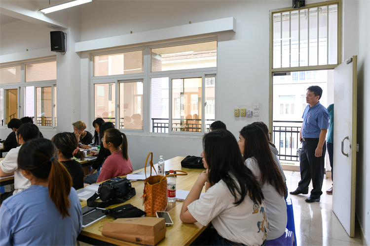 20210831张鹏程副书记检查新学期第一课 刘宝飞摄 (8).jpg
