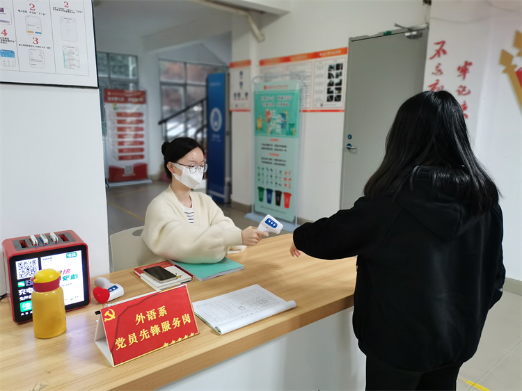 20220326党员志愿者楼道检测体温 李睿琦 赵蕊摄.jpg