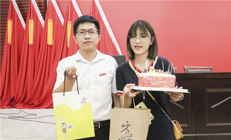 20180915 国商系18级辅导员为开学当天生日的新生 庆祝生日 吴茹冰摄.JPG