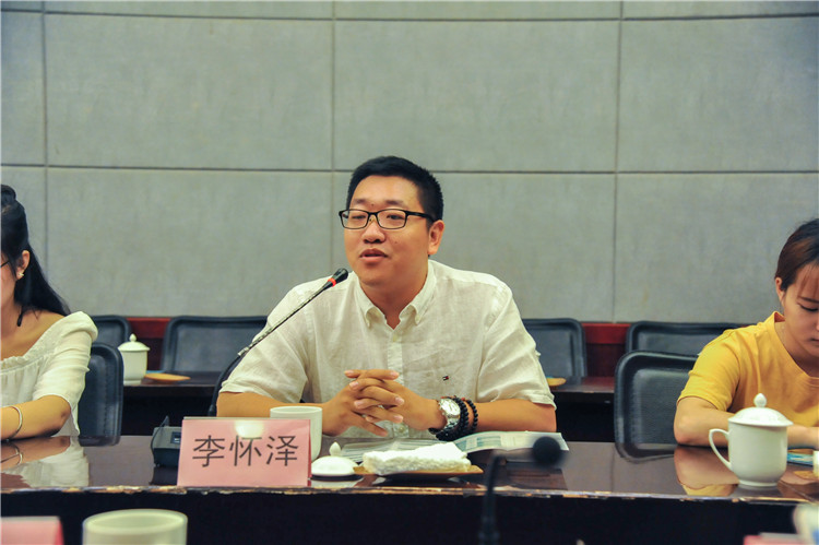 协和学院2009届毕业生李怀泽学长对创业就业问题进行发表言论.JPG