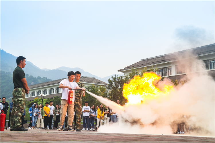 20190522学生使用灭火器 黄津摄 (1).JPG
