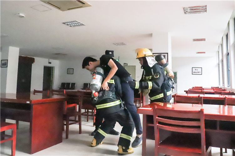 20190522消防人员救出被困学生 黄津摄.JPG