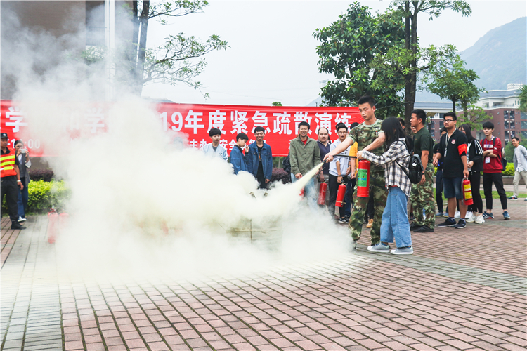 20190522消防人员指导学生使用灭火器 黄津摄1.JPG