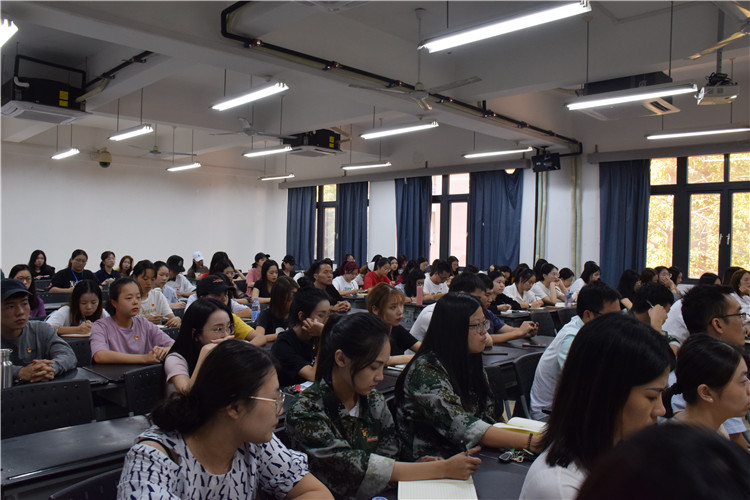 全体师生党员聆听会议 周隽怡.jpg