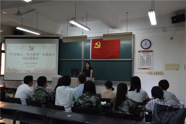 何君书记与辅导员们进一步探讨活动安排 周隽怡.jpg