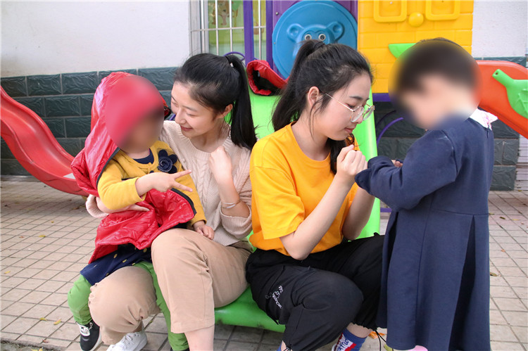3、志愿者们与小朋友嬉戏.jpg
