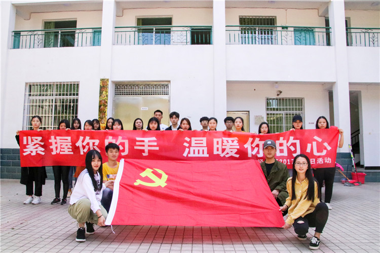 1、志愿者们合影.jpg
