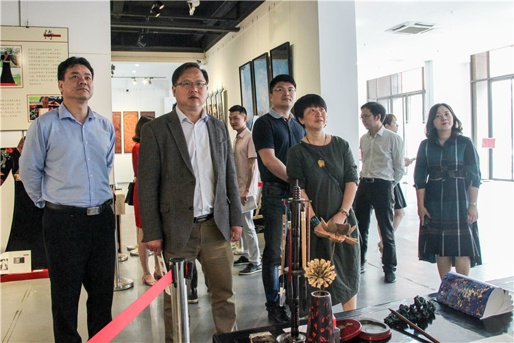 20190410振鹭于飞毕业设计展览 邱迎银 领导老师们参观作品 (2).jpg