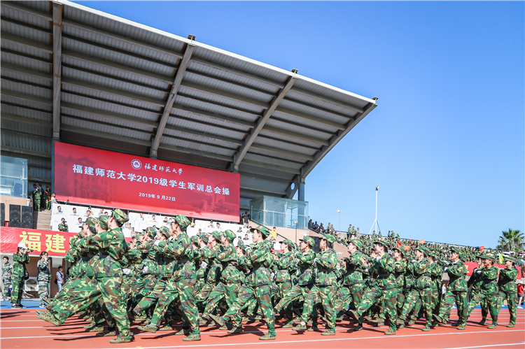 20190922 2019级新生进行队列方阵汇报表演 林小毳摄 (24) - 副本.jpg