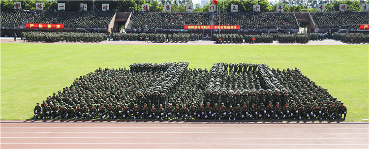 20190922 2019级新生拼字庆祝中华人民共和国70周年 林小毳摄 (1).jpg