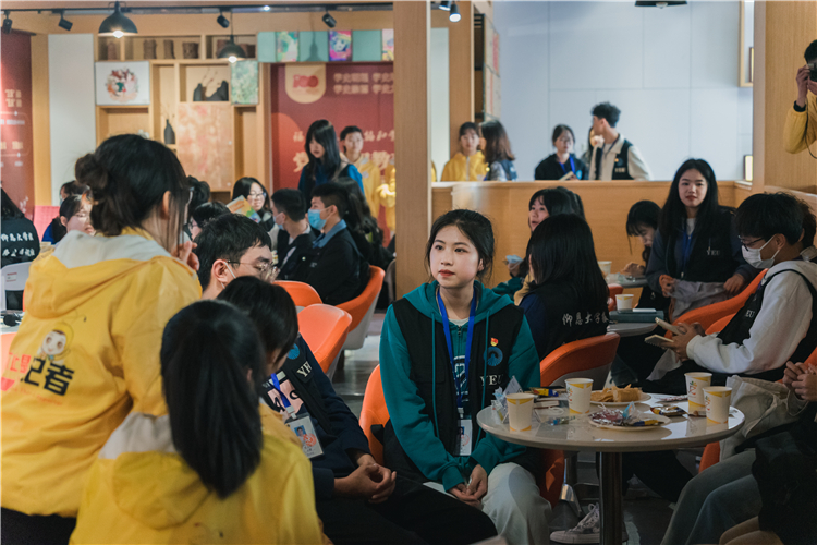 20220302 仰恩大学报学生通讯社与福建师范大学协和学院学生记者站交流会 同学们之间的问答交流环节 翁柏杨摄 (44).jpg