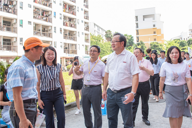 院领导看望慰问各系迎新点 林响摄 (1).jpg